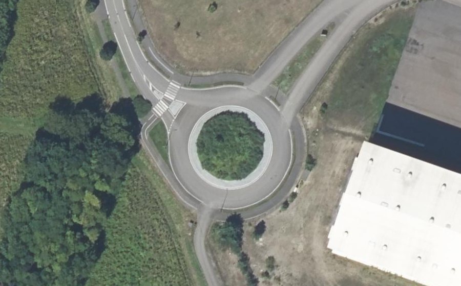 Vue aérienne du Rond-point anonyme n°229849948