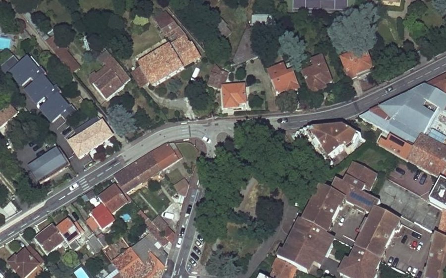 Vue aérienne du Rond-point anonyme n°229864915