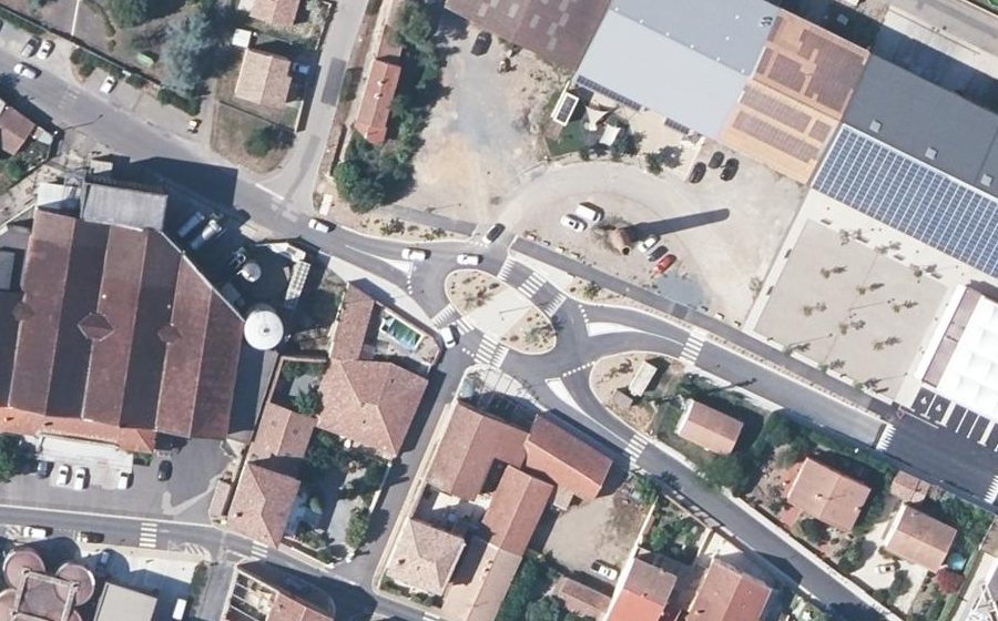 Vue aérienne du Rond-point anonyme n°229890149