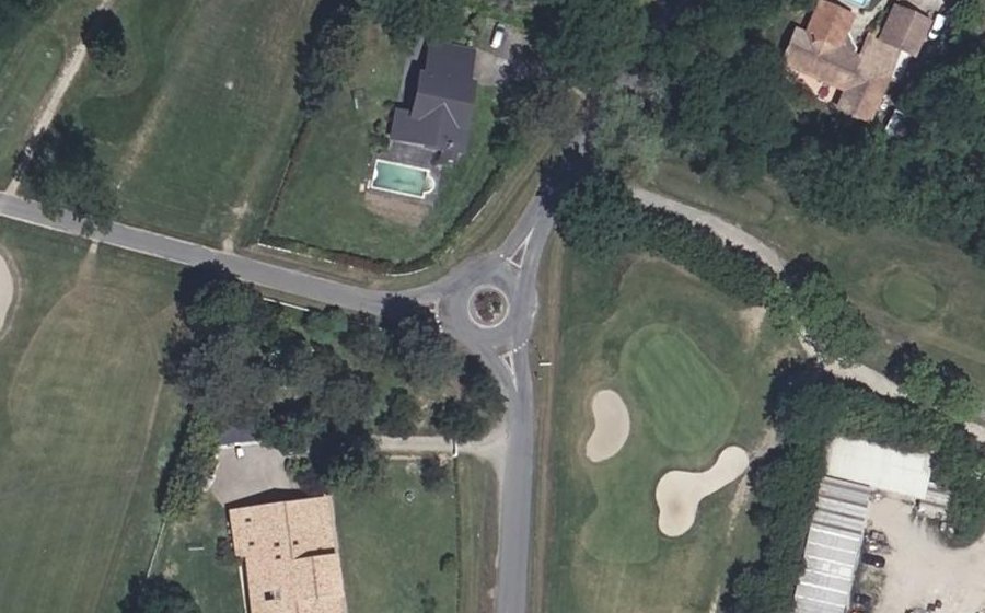 Vue aérienne du Rond-point anonyme n°229898530