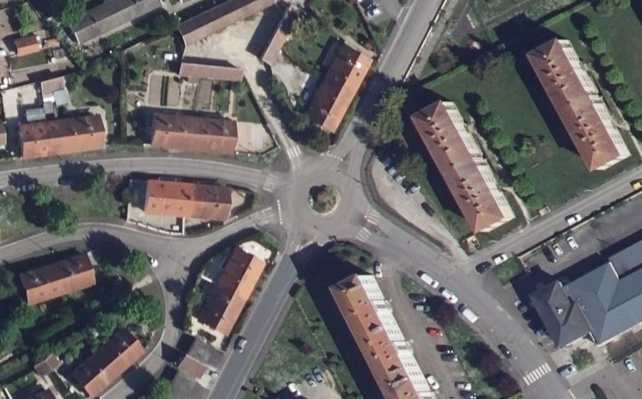 Vue aérienne du Rond-point anonyme n°229908909