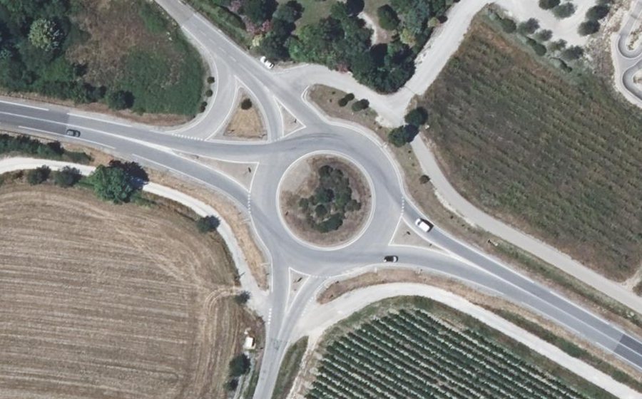 Vue aérienne du Rond-point anonyme n°229928774