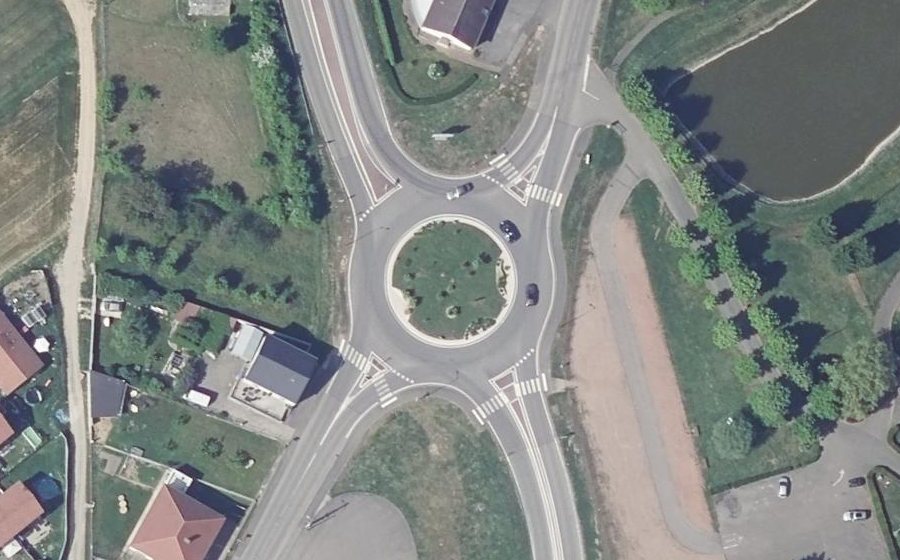 Vue aérienne du Rond-point anonyme n°229972721