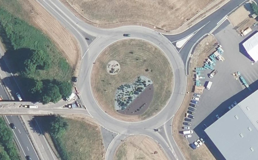 Vue aérienne du Rond-point anonyme n°22998770
