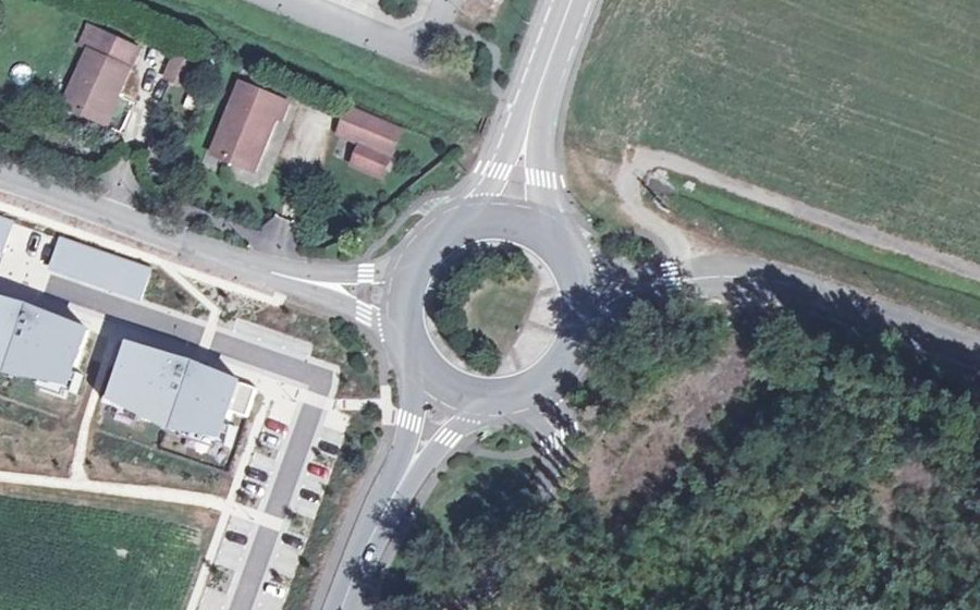 Vue aérienne du Rond-point anonyme n°230053153