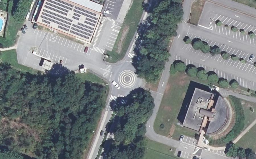 Vue aérienne du Rond-point anonyme n°230053161