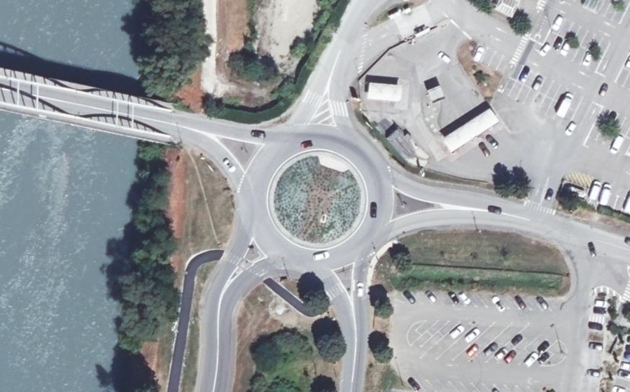 Vue aérienne du Rond-point anonyme n°230053182