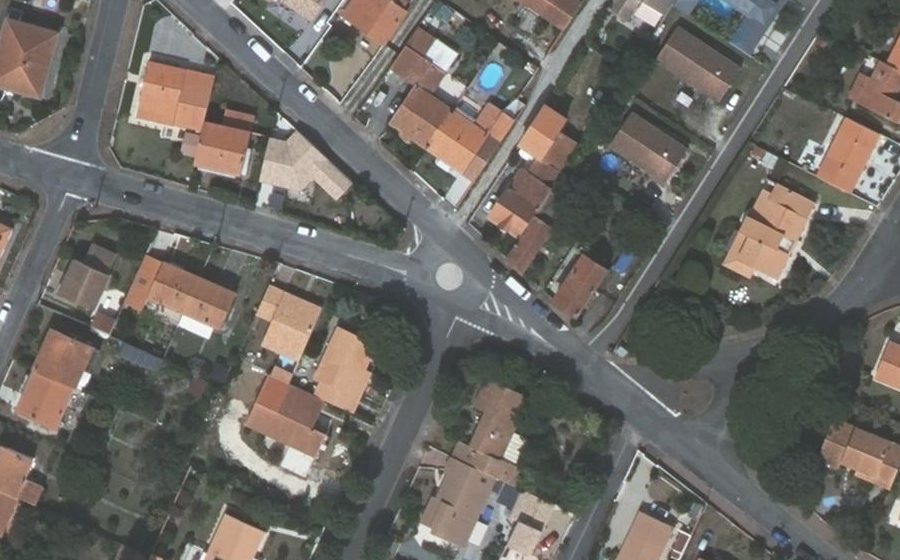 Vue aérienne du Rond-point anonyme n°230093095