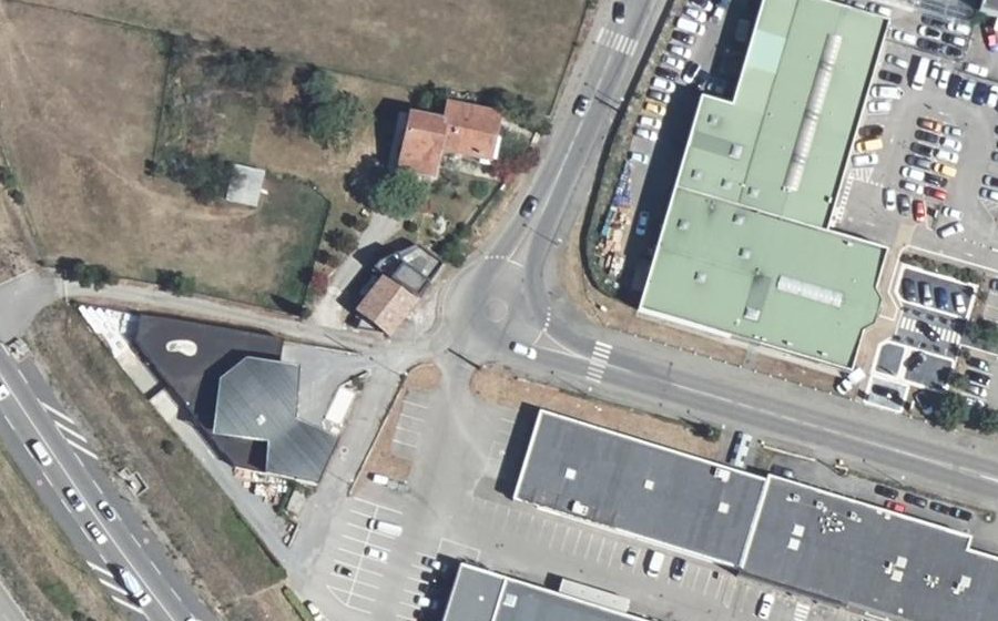 Vue aérienne du Rond-point anonyme n°230228279