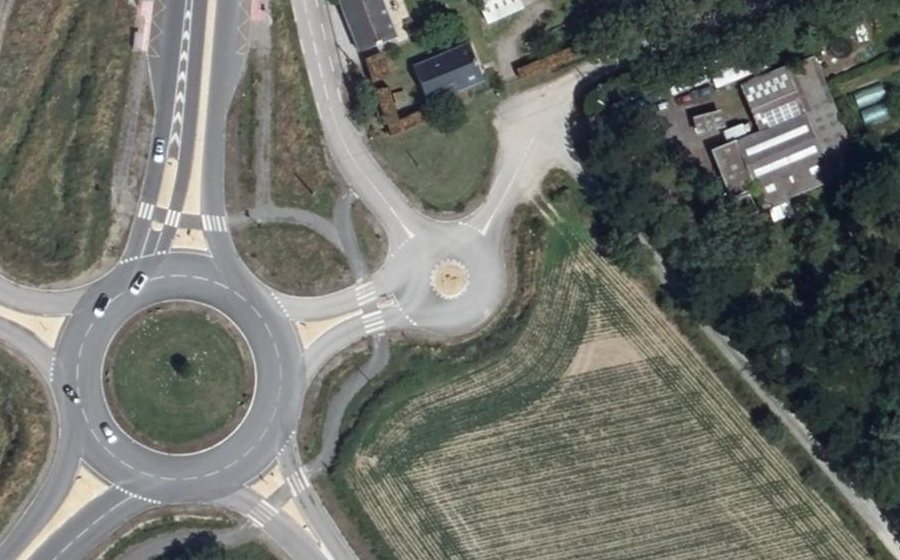 Vue aérienne du Rond-point anonyme n°230236767