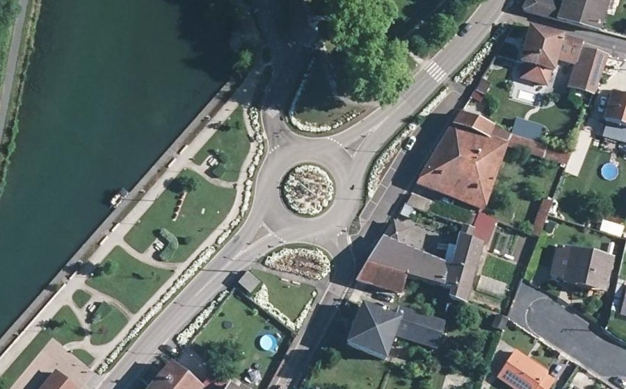Vue aérienne du Rond-point anonyme n°230244490