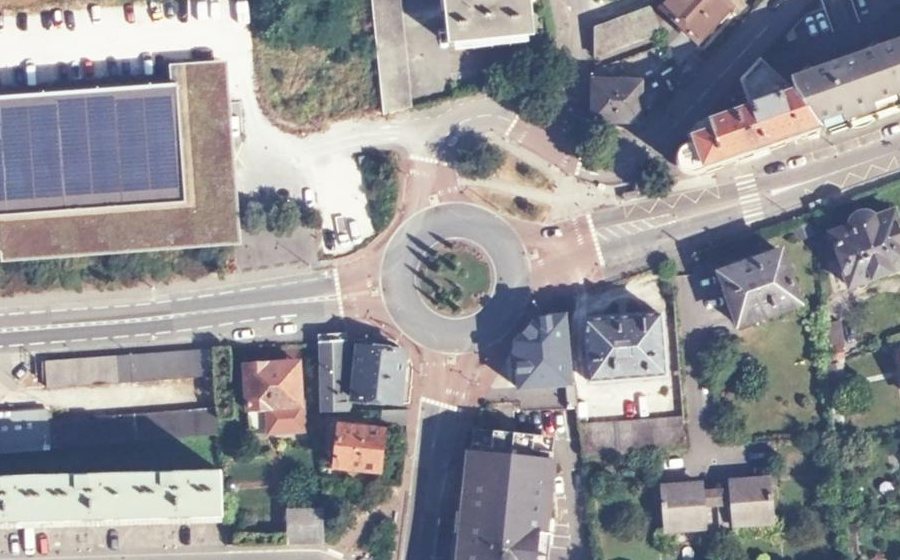 Vue aérienne du Rond-point anonyme n°230262152
