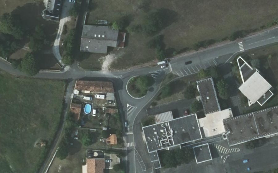 Vue aérienne du Rond-point anonyme n°230299204