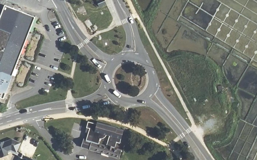 Vue aérienne du Rond-point anonyme n°23032386