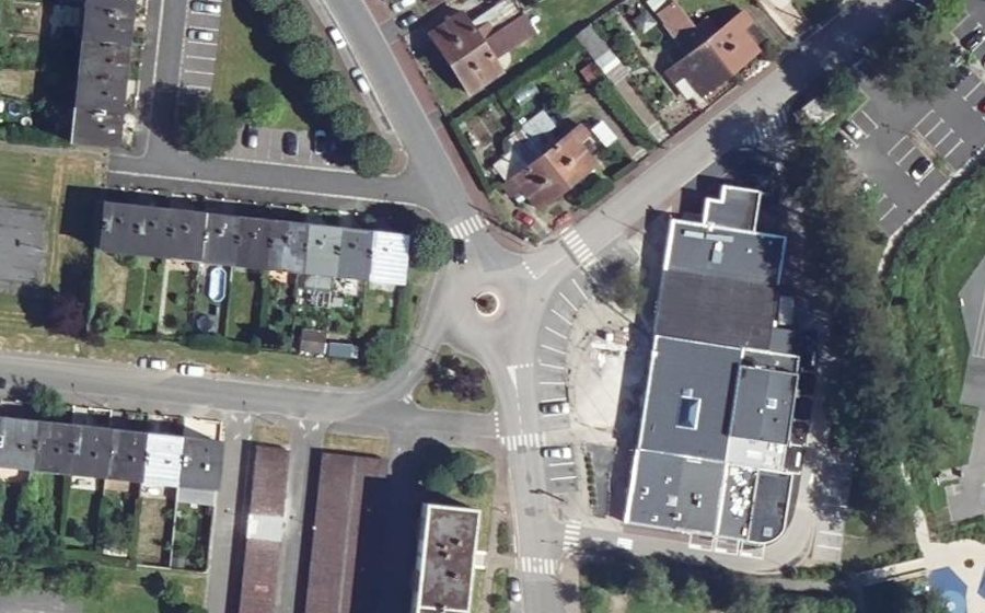 Vue aérienne du Rond-point anonyme n°230339430