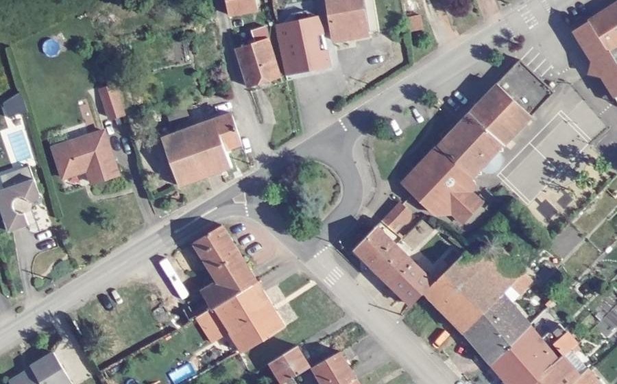 Vue aérienne du Rond-point anonyme n°230345612