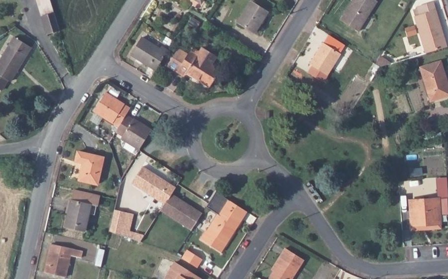 Vue aérienne du Rond-point anonyme n°230364086