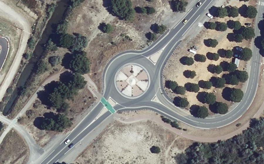 Vue aérienne du Rond-point anonyme n°230381275