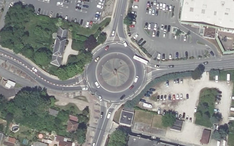 Vue aérienne du Rond-point anonyme n°23041353
