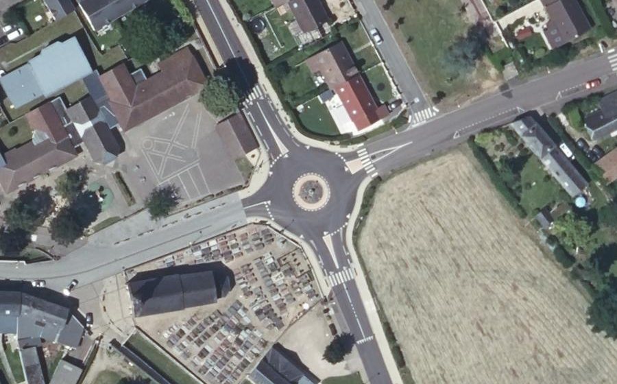 Vue aérienne du Rond-point anonyme n°23048093