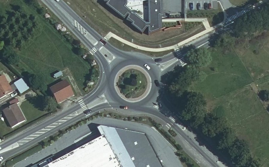 Vue aérienne du Rond-point anonyme n°23048344