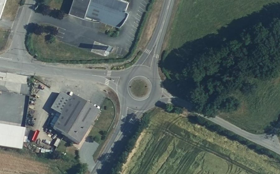 Vue aérienne du Rond-point anonyme n°230502640