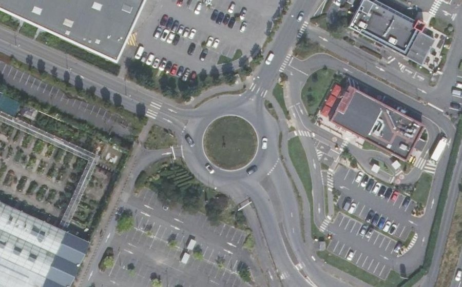 Vue aérienne du Rond-point anonyme n°23053899
