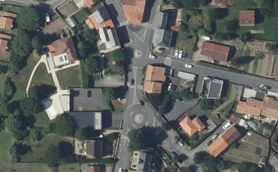 Vue aérienne du Rond-point anonyme n°230569634