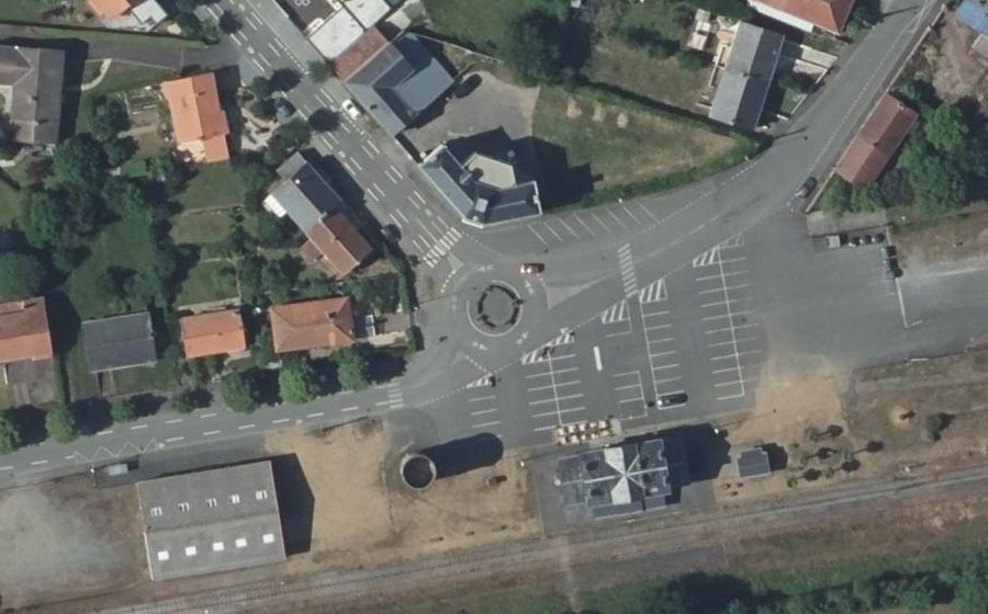 Vue aérienne du Rond-point anonyme n°230569635