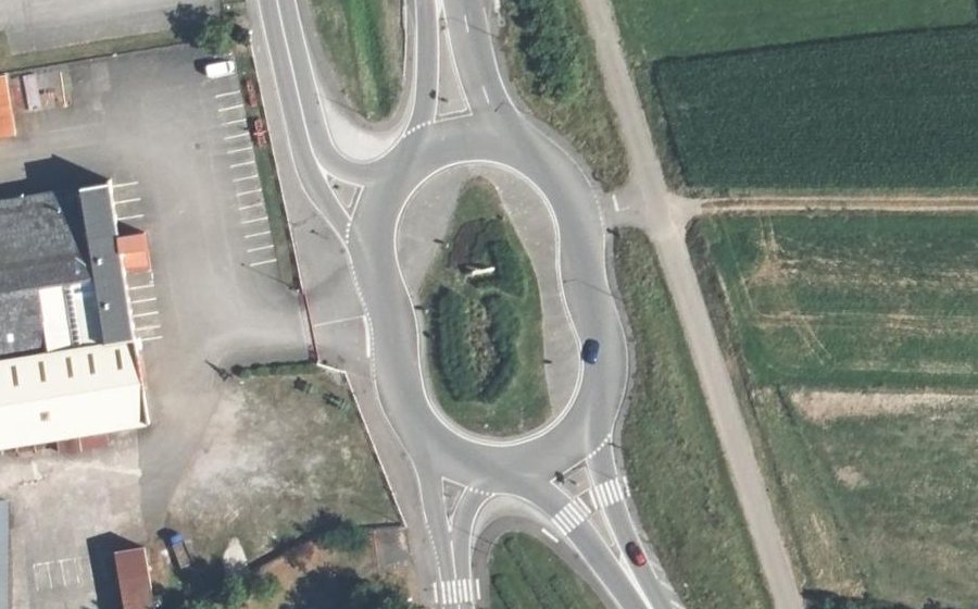Vue aérienne du Rond-point anonyme n°230576782