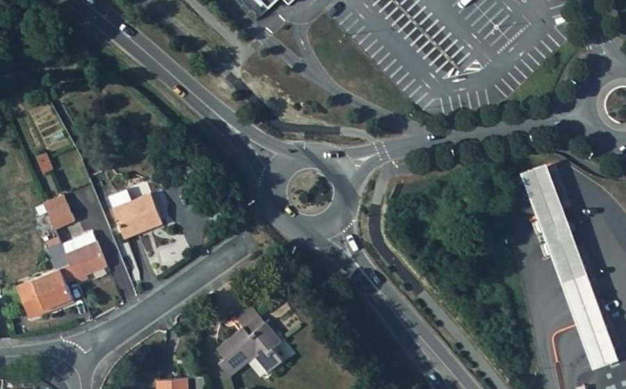 Vue aérienne du Rond-point anonyme n°230578700