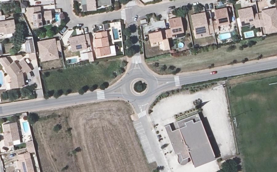 Vue aérienne du Rond-point anonyme n°230598351