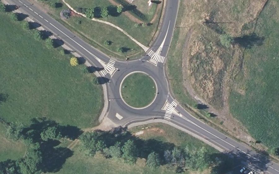 Vue aérienne du Rond-point anonyme n°230628479