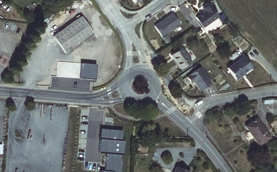 Vue aérienne du Rond-point anonyme n°230691367