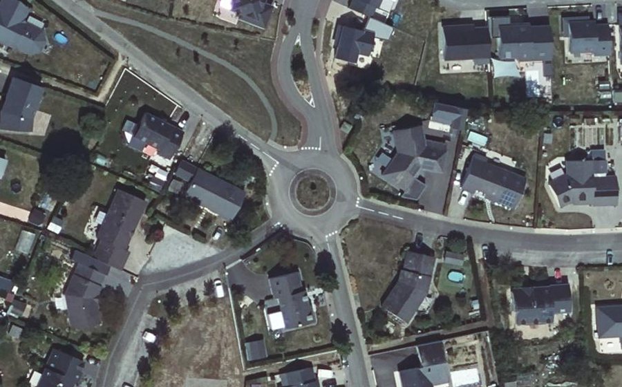 Vue aérienne du Rond-point anonyme n°230694617