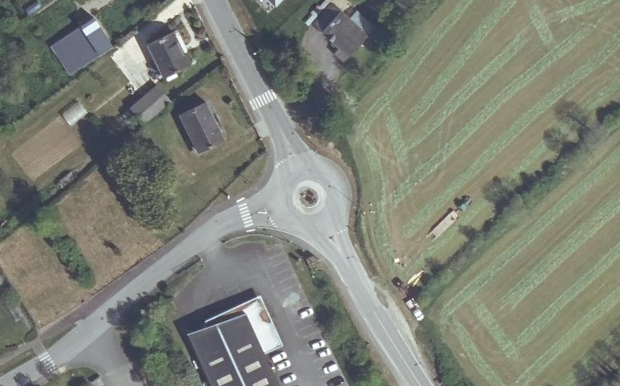 Vue aérienne du Rond-point anonyme n°230757519