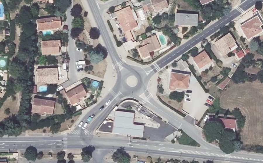 Vue aérienne du Rond-point anonyme n°230771696