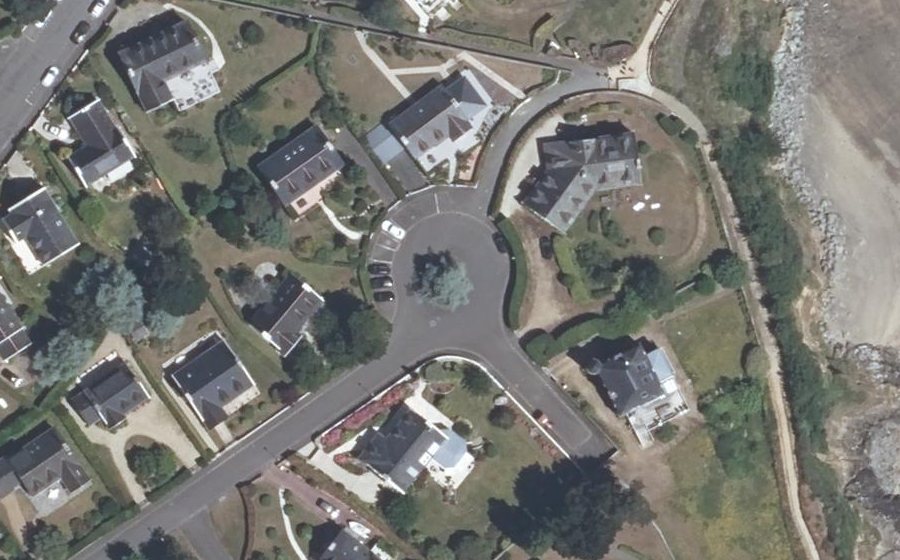 Vue aérienne du Rond-point anonyme n°230796243