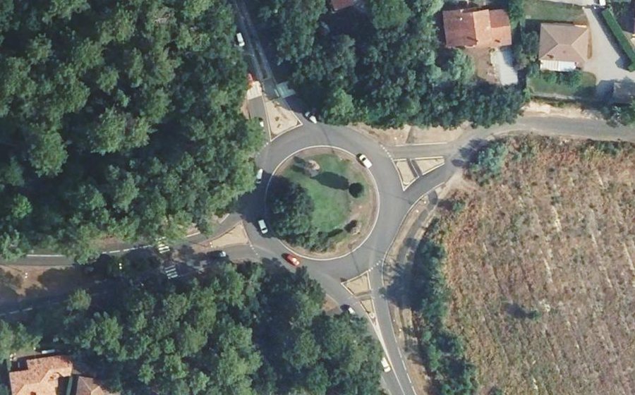 Vue aérienne du Rond-point anonyme n°23083434