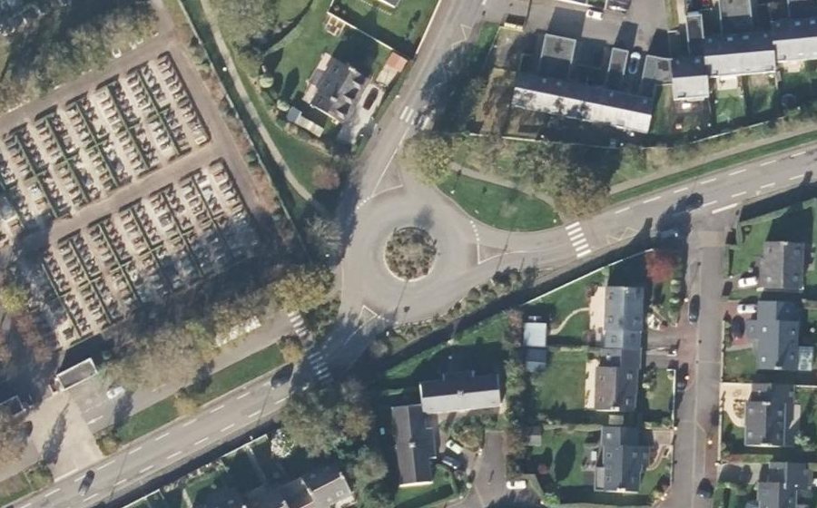 Vue aérienne du Rond-point anonyme n°230870589