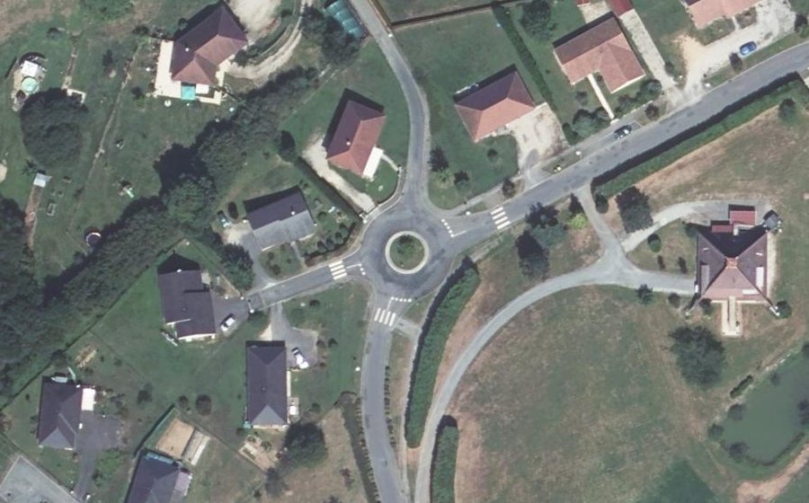 Vue aérienne du Rond-point anonyme n°230953200