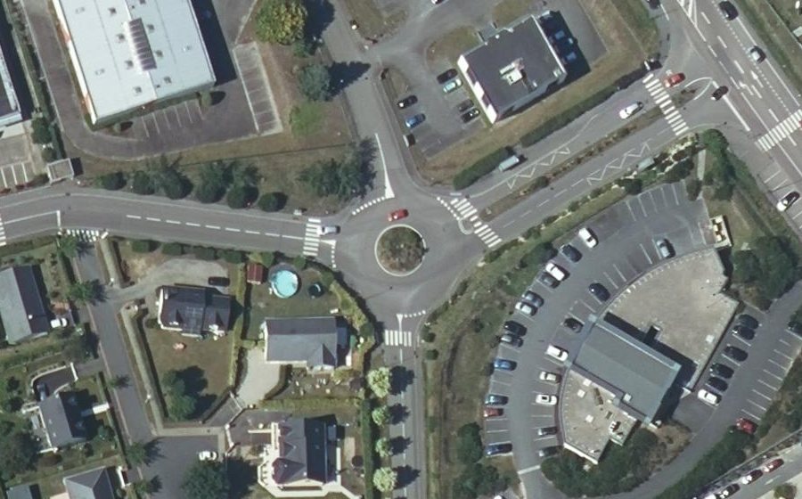 Vue aérienne du Rond-point anonyme n°230961851