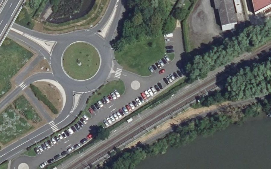 Vue aérienne du Rond-point anonyme n°230984154