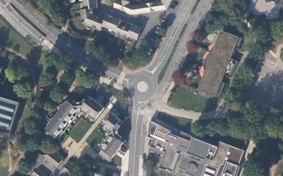 Vue aérienne du Rond-point anonyme n°231025818