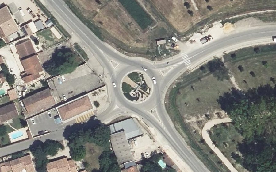 Vue aérienne du Rond-point anonyme n°231038013