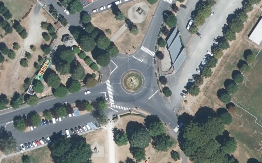 Vue aérienne du Rond-point anonyme n°231048552