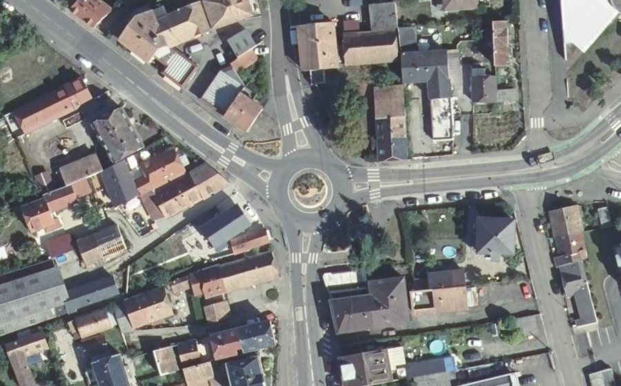 Vue aérienne du Rond-point anonyme n°231062875