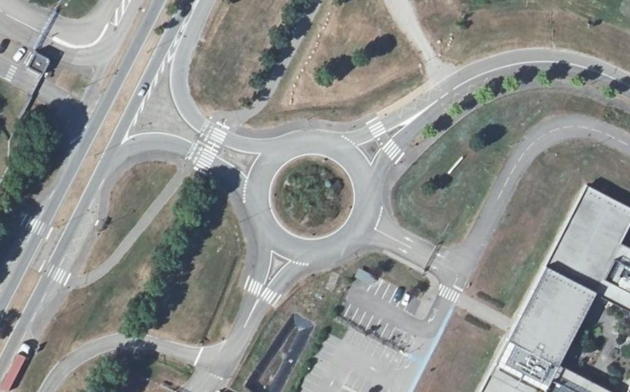 Vue aérienne du Rond-point anonyme n°231078614