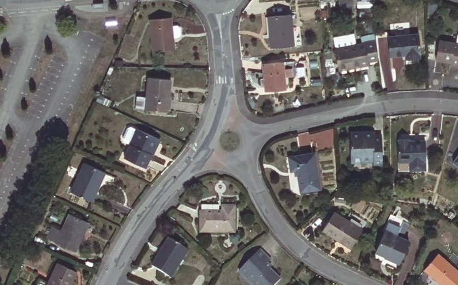 Vue aérienne du Rond-point anonyme n°231114639