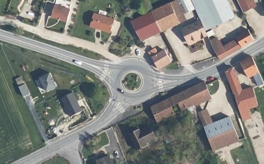 Vue aérienne du Rond-point anonyme n°231136834